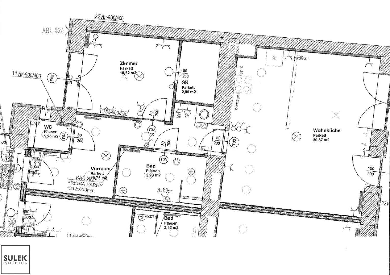 Grundriss einer Wohnung mit offener Wohnküche, einem Zimmer, zwei Bädern und separatem WC.