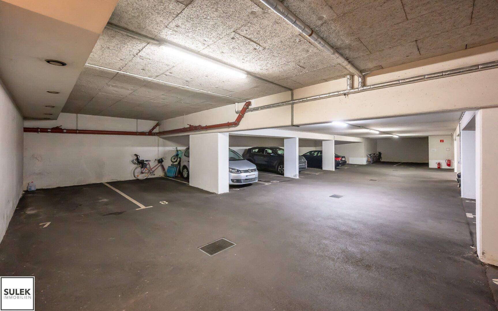 Tiefgarage mit mehreren Stellplätzen und guter Beleuchtung.