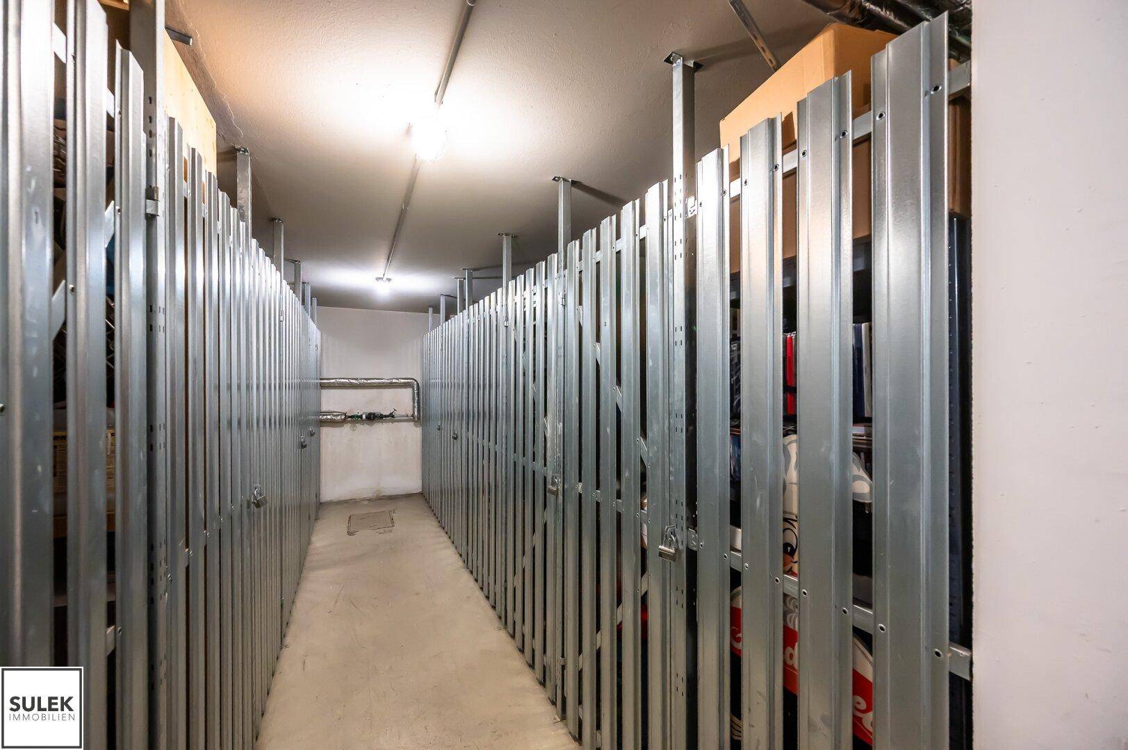 Kellerabteile bieten zusätzlichen Stauraum für persönliche Gegenstände.