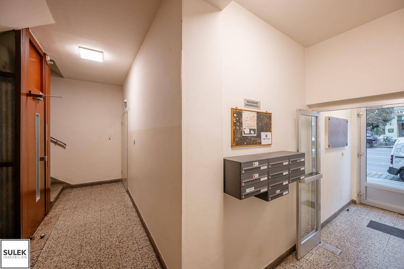 Eingangsbereich mit Briefkästen, Zugang zum Treppenhaus und zur Straße.
