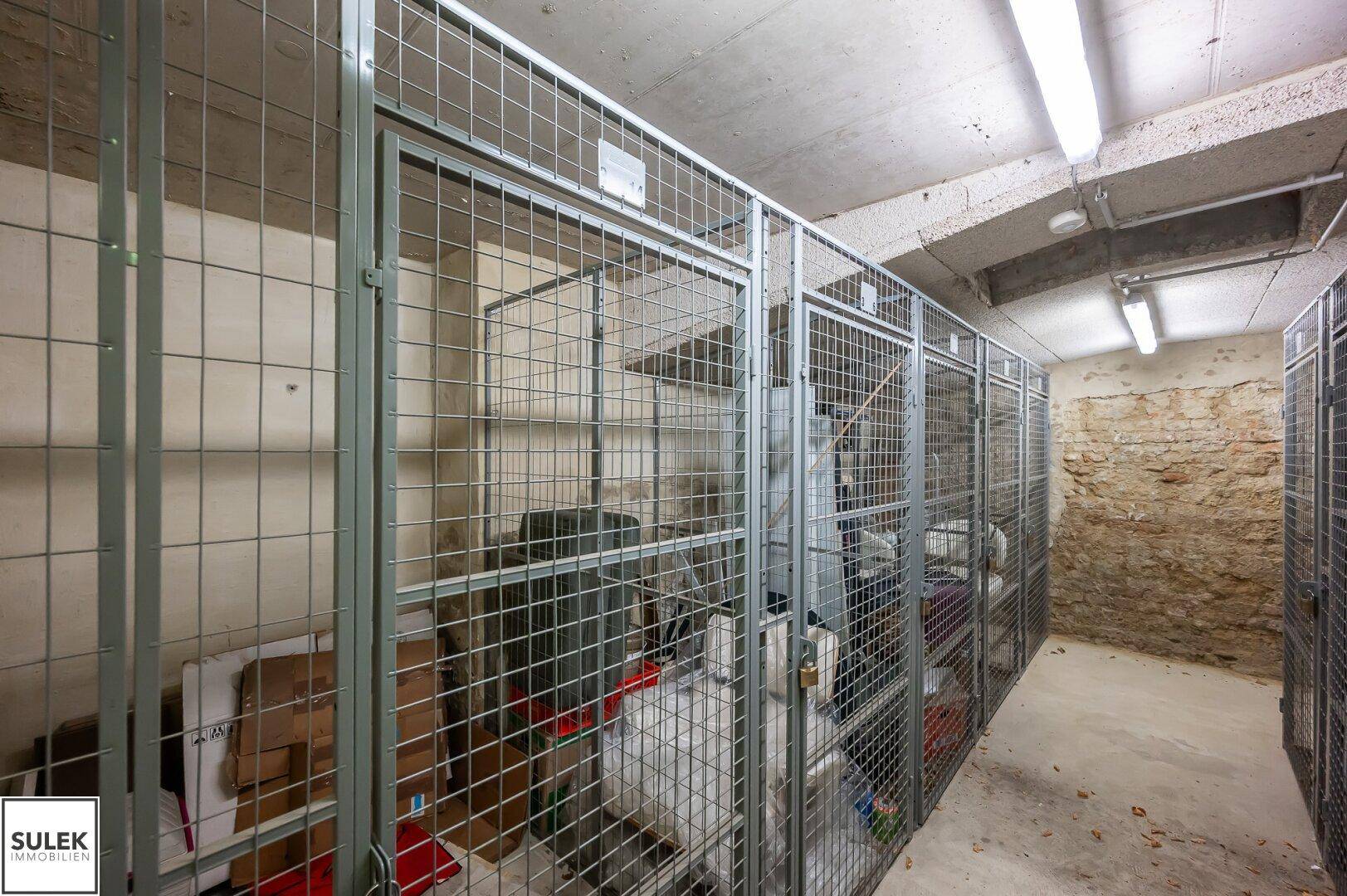 Kellerabteile mit Gitterwänden bieten sicheren Stauraum für persönliche Gegenstände.