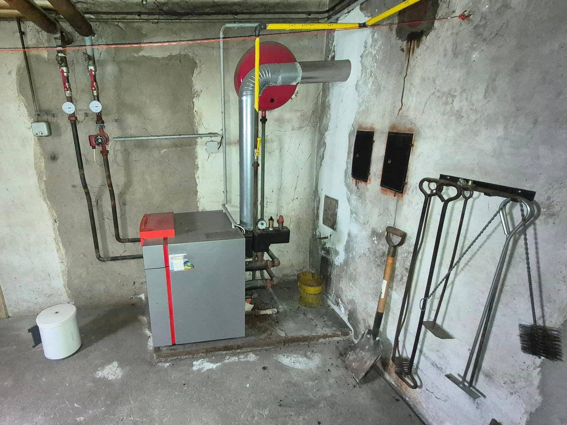 Heizungsraum mit moderner Heizungsanlage und Werkzeugen für die Wartung.