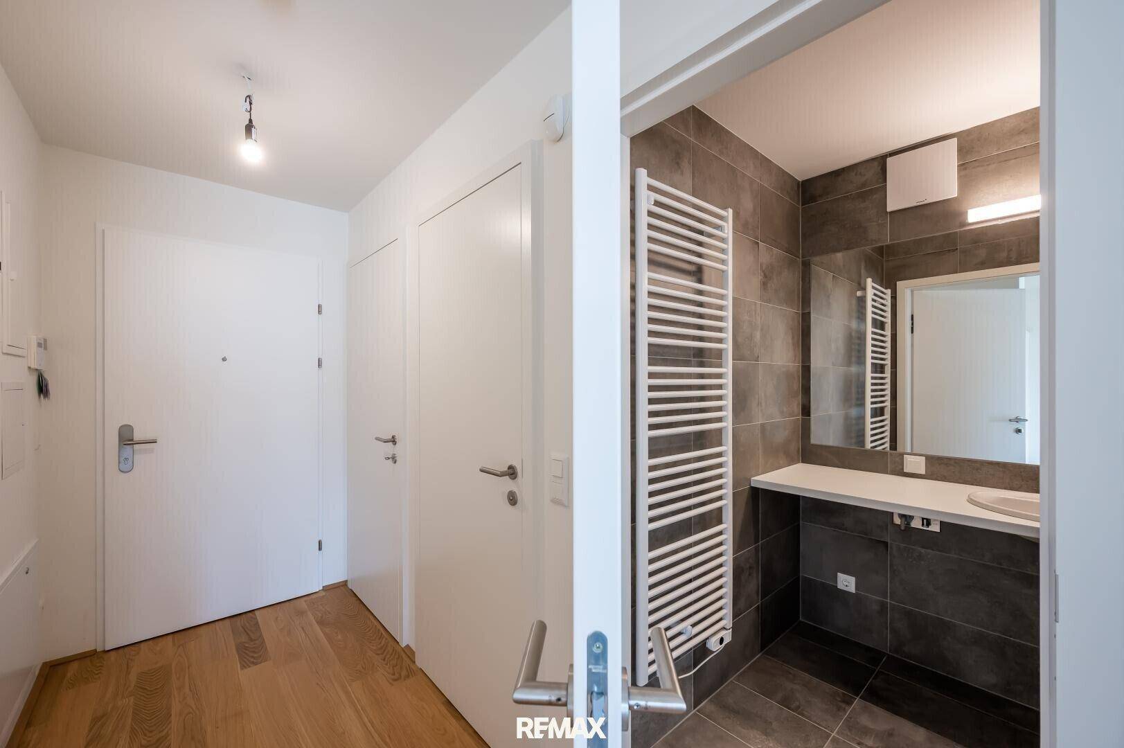 Vorzimmer | Blick ins Badezimmer
