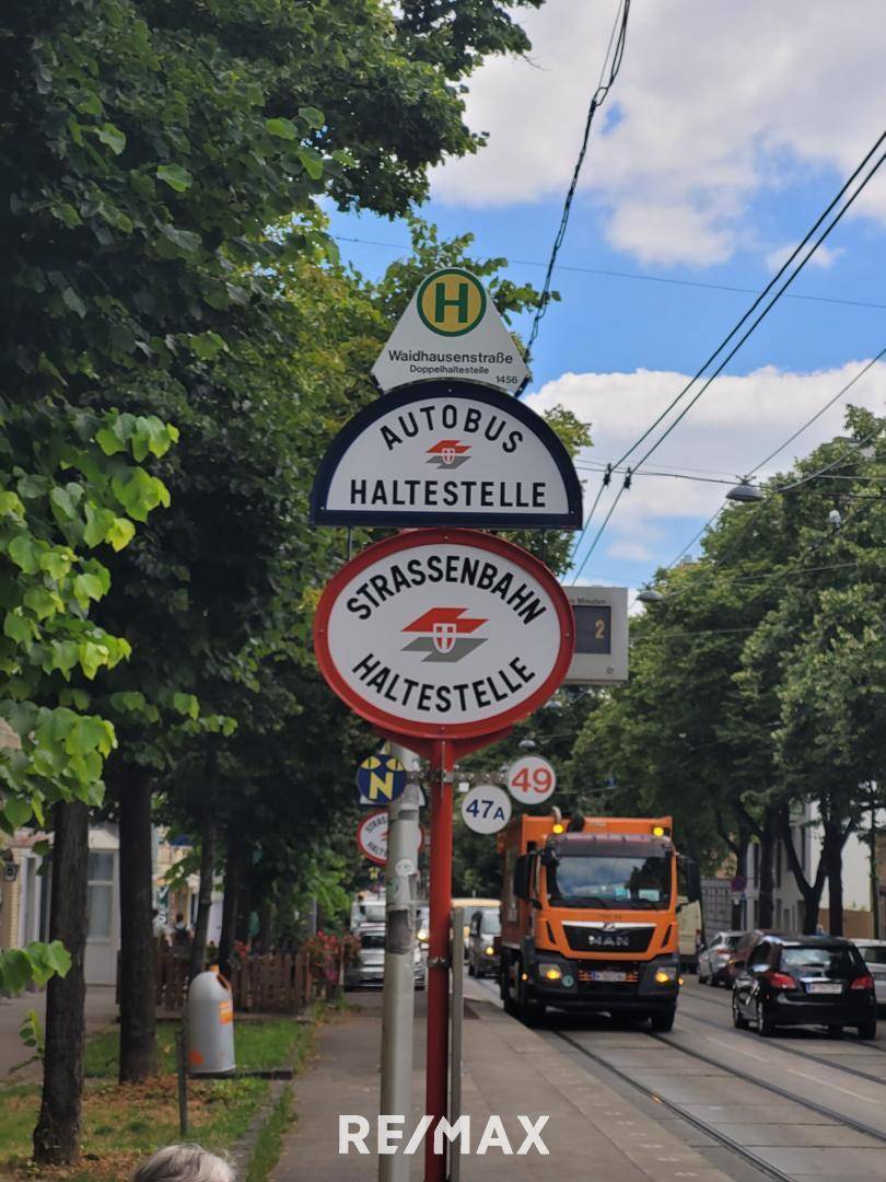 Straßenbahnstation vor dem Haus