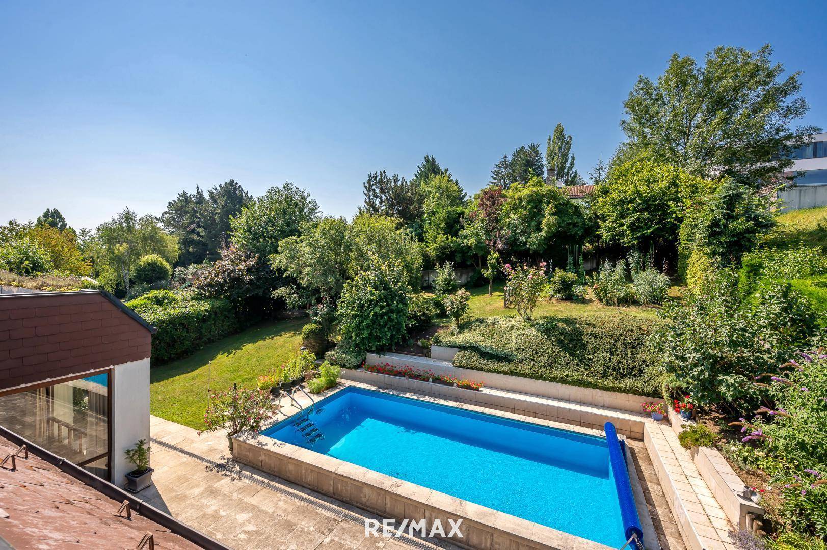 Herrlicher Blick von der Terrasse in den Garten