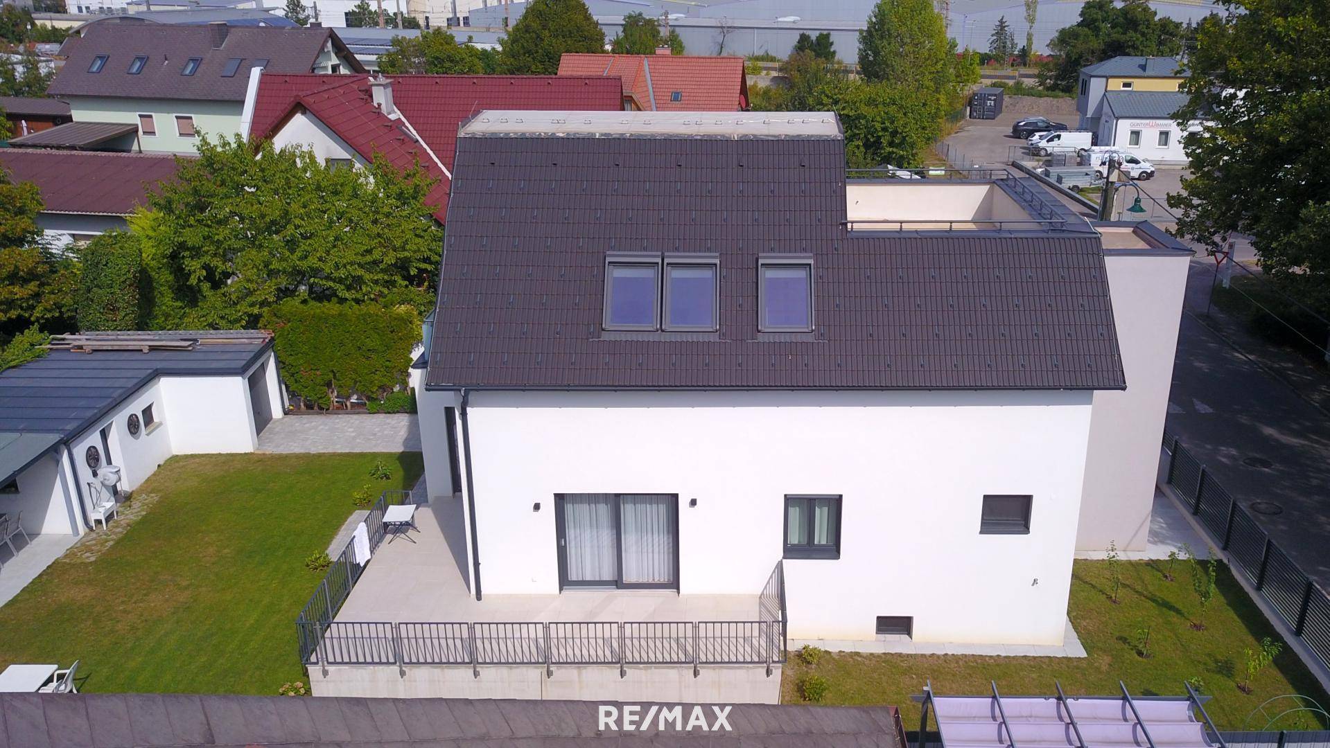 Seitlicher Blick auf Mehrfamilienhaus