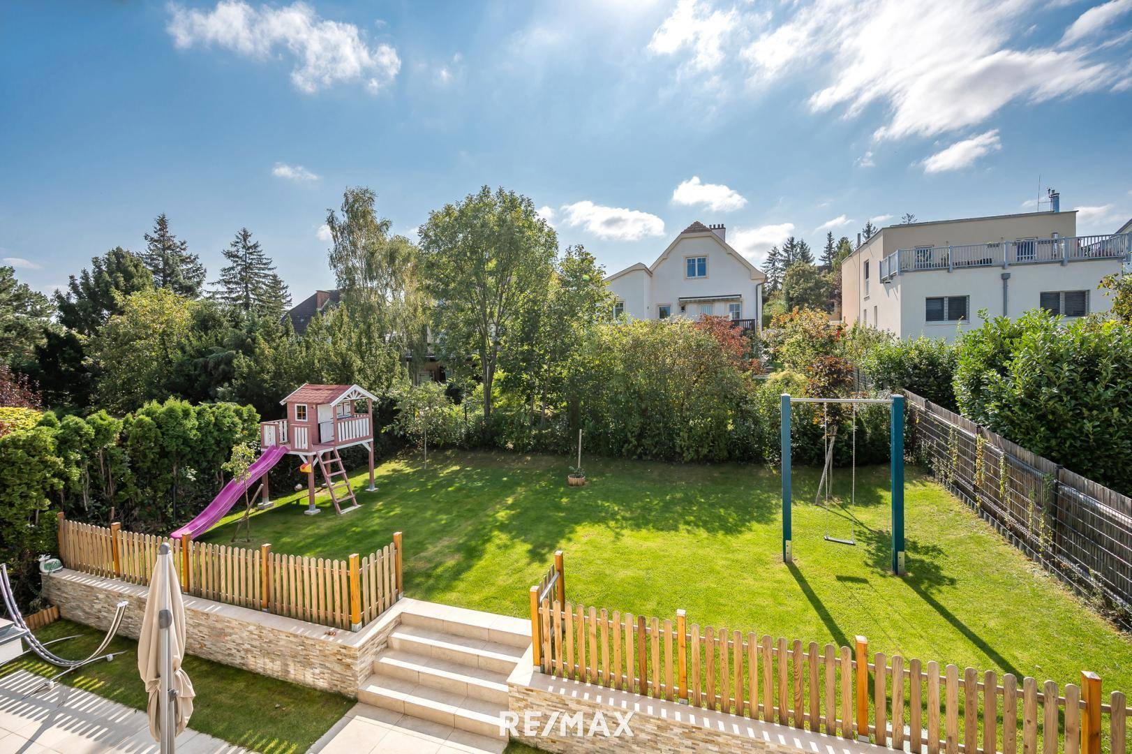 Blick vom Balkon in den Garten