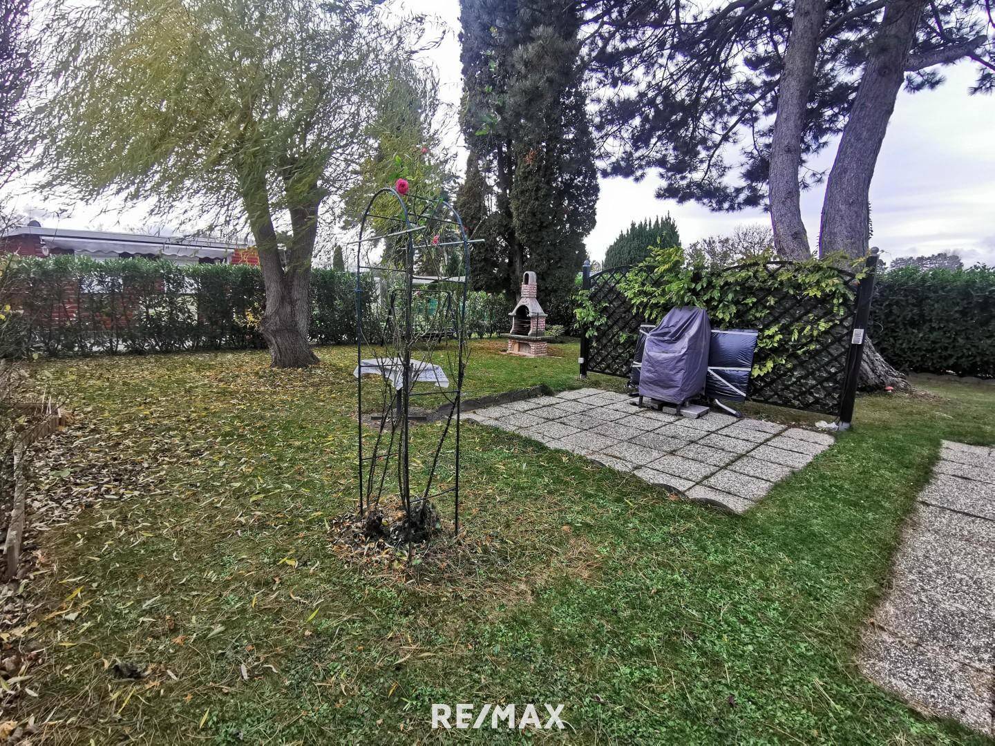 Garten mit Terrasse und Grillplatz