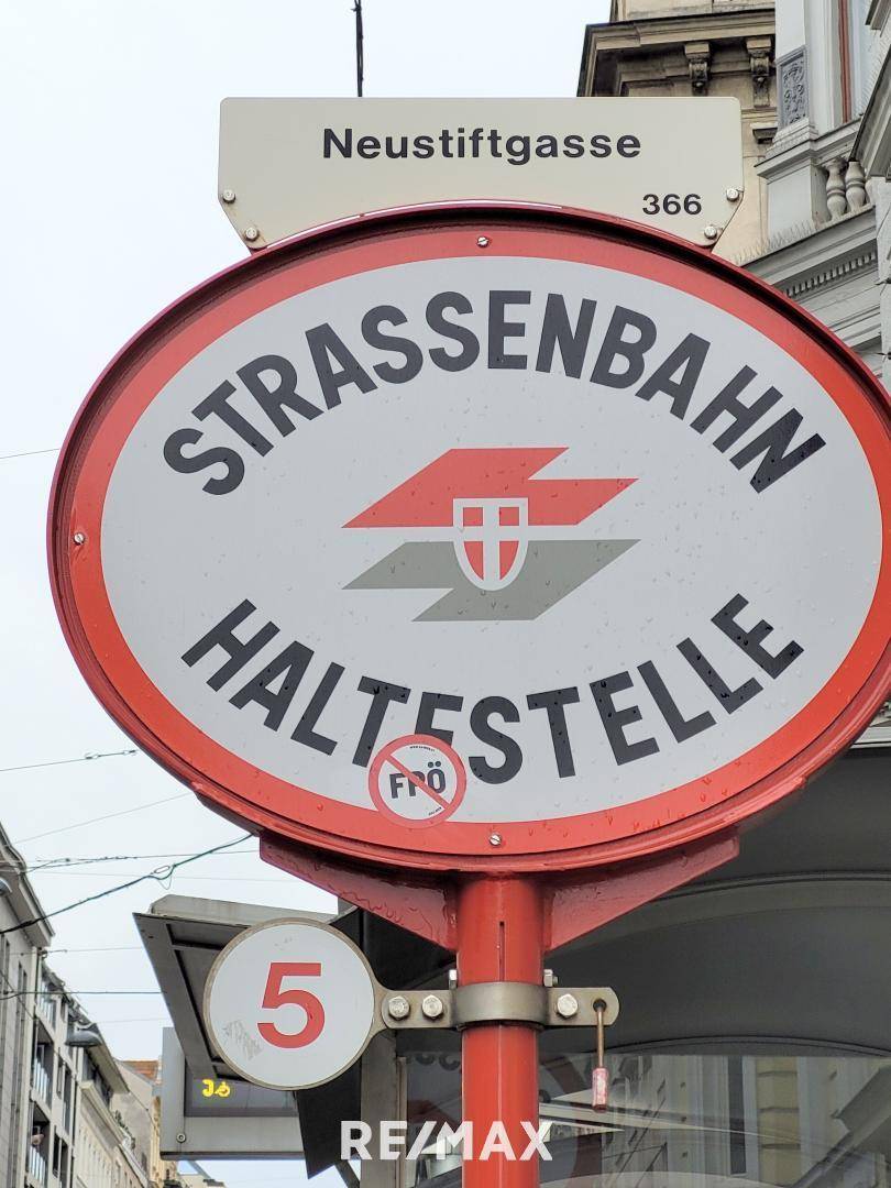 Straßenbahnhaltestelle vor dem Haus