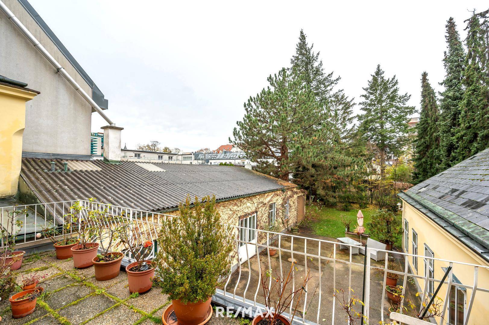 Terrasse mit Blick in den Garten