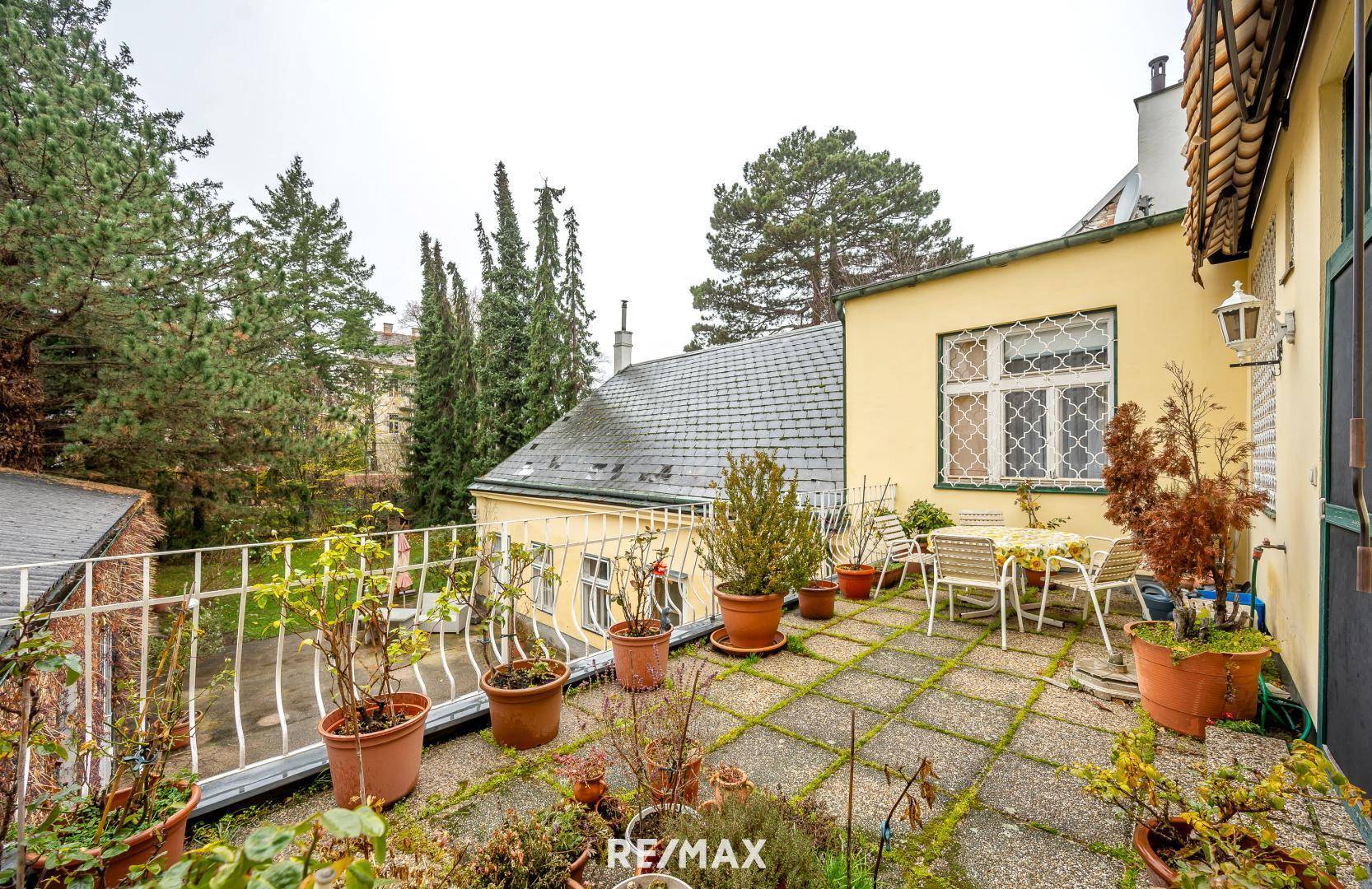 Terrasse mit Blick in den Garten