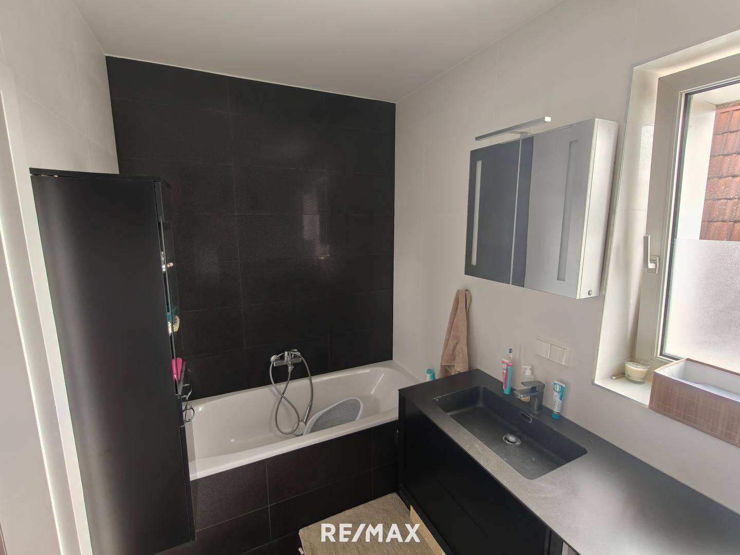 Badezimmer mit Wanne und Dusche