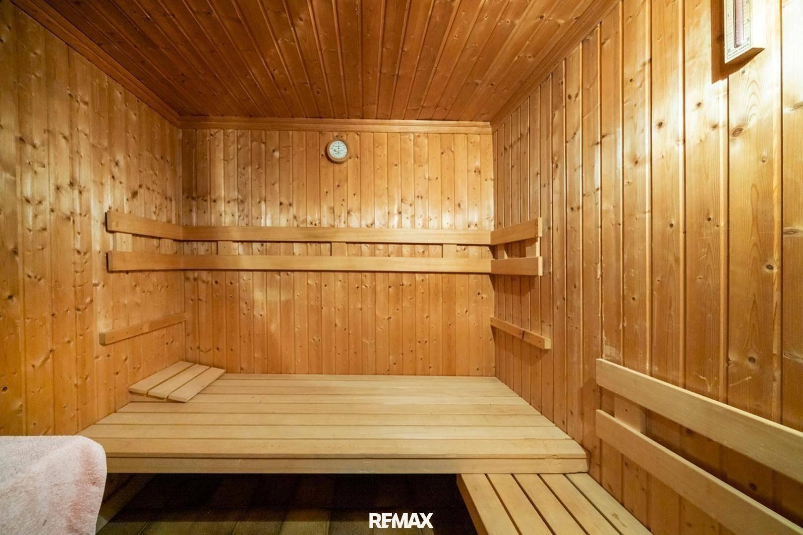 Private Sauna mit Holzvertäfelung und Sitzbänken für entspannende Momente.