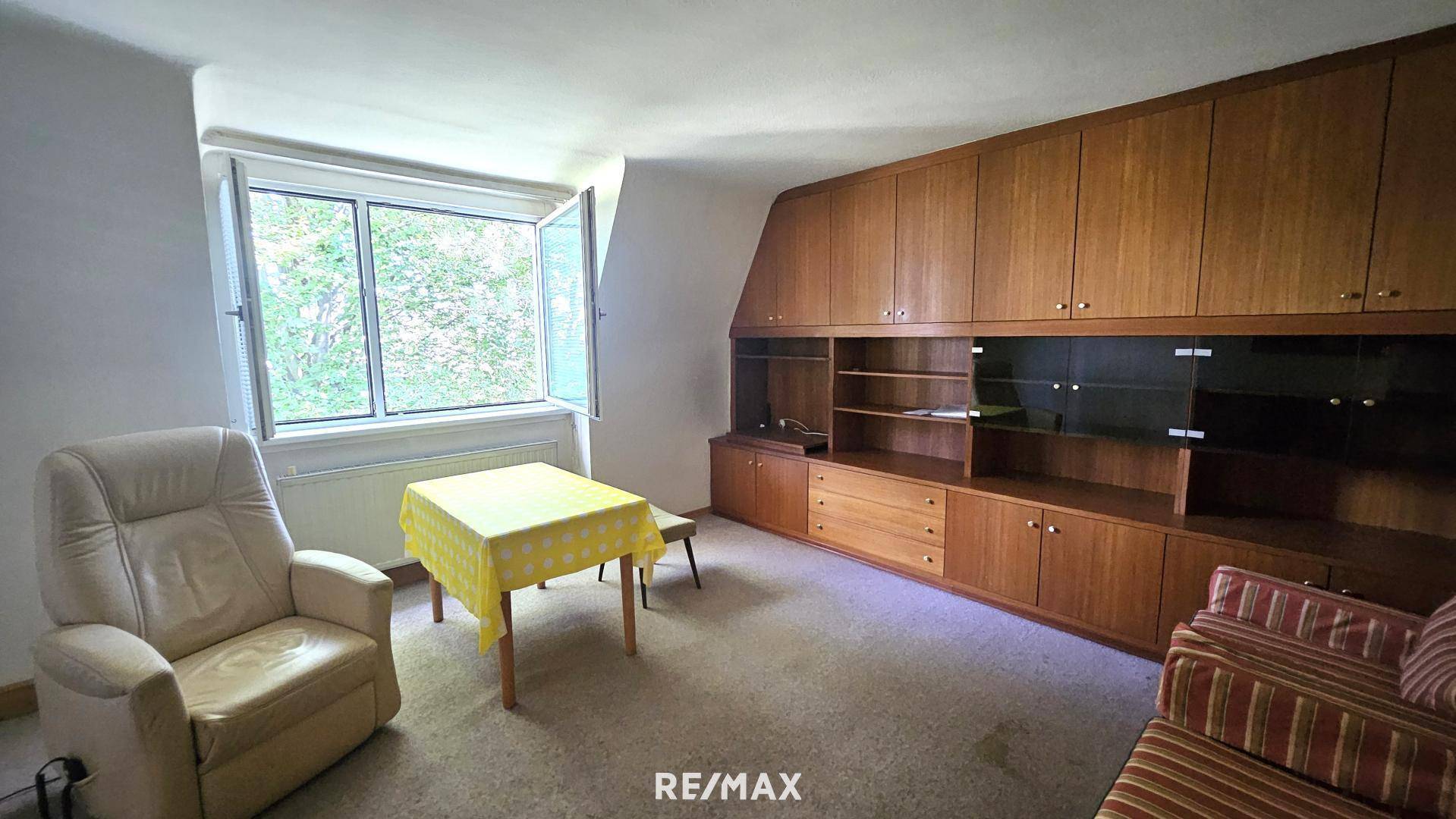 Wohnzimmer Top 21 sanierungsbedürftig