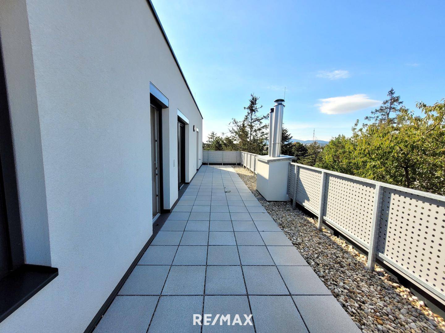 Große Terrasse vor der Wohnküche