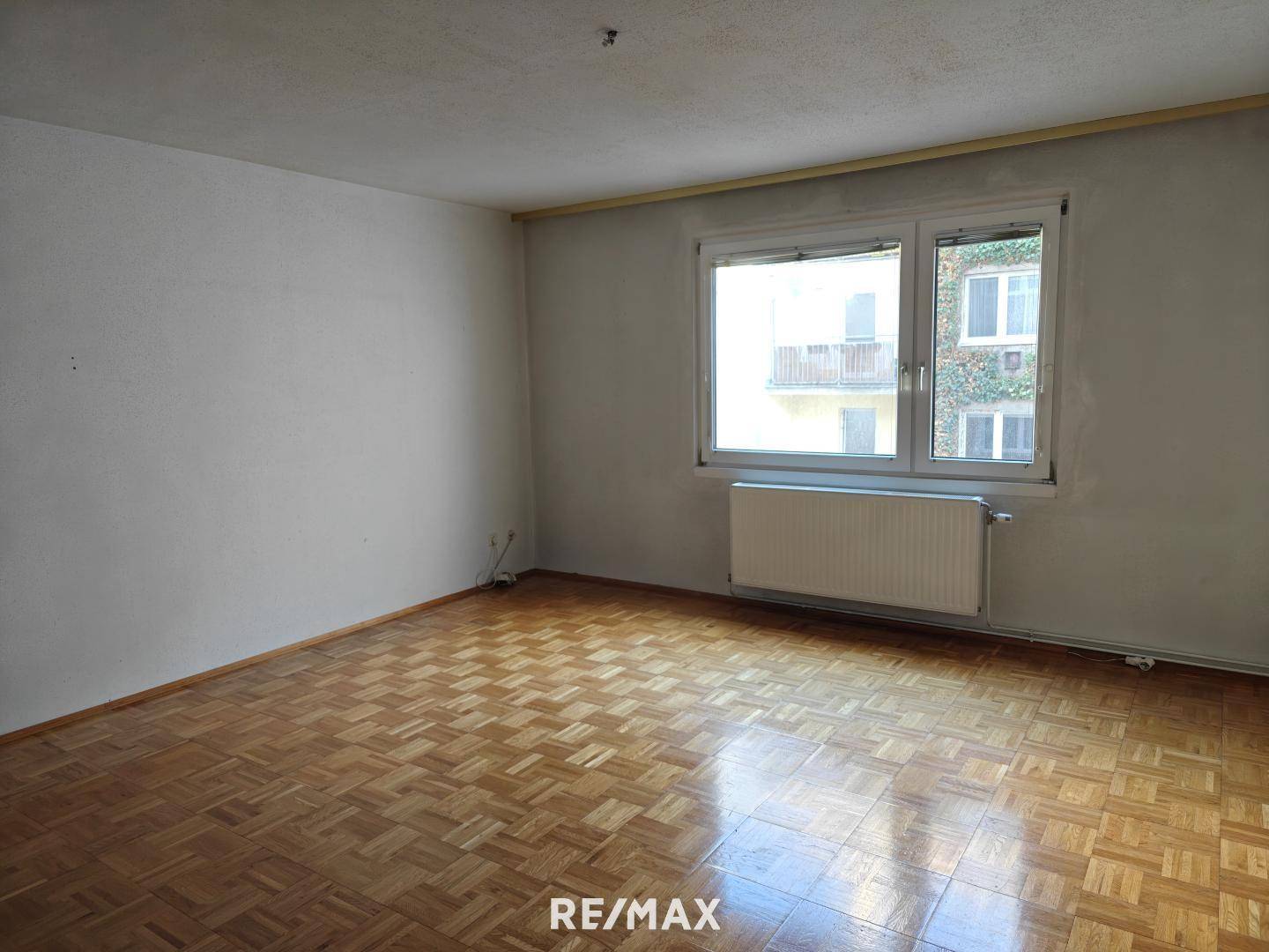 Schlafzimmer mit Parkettboden