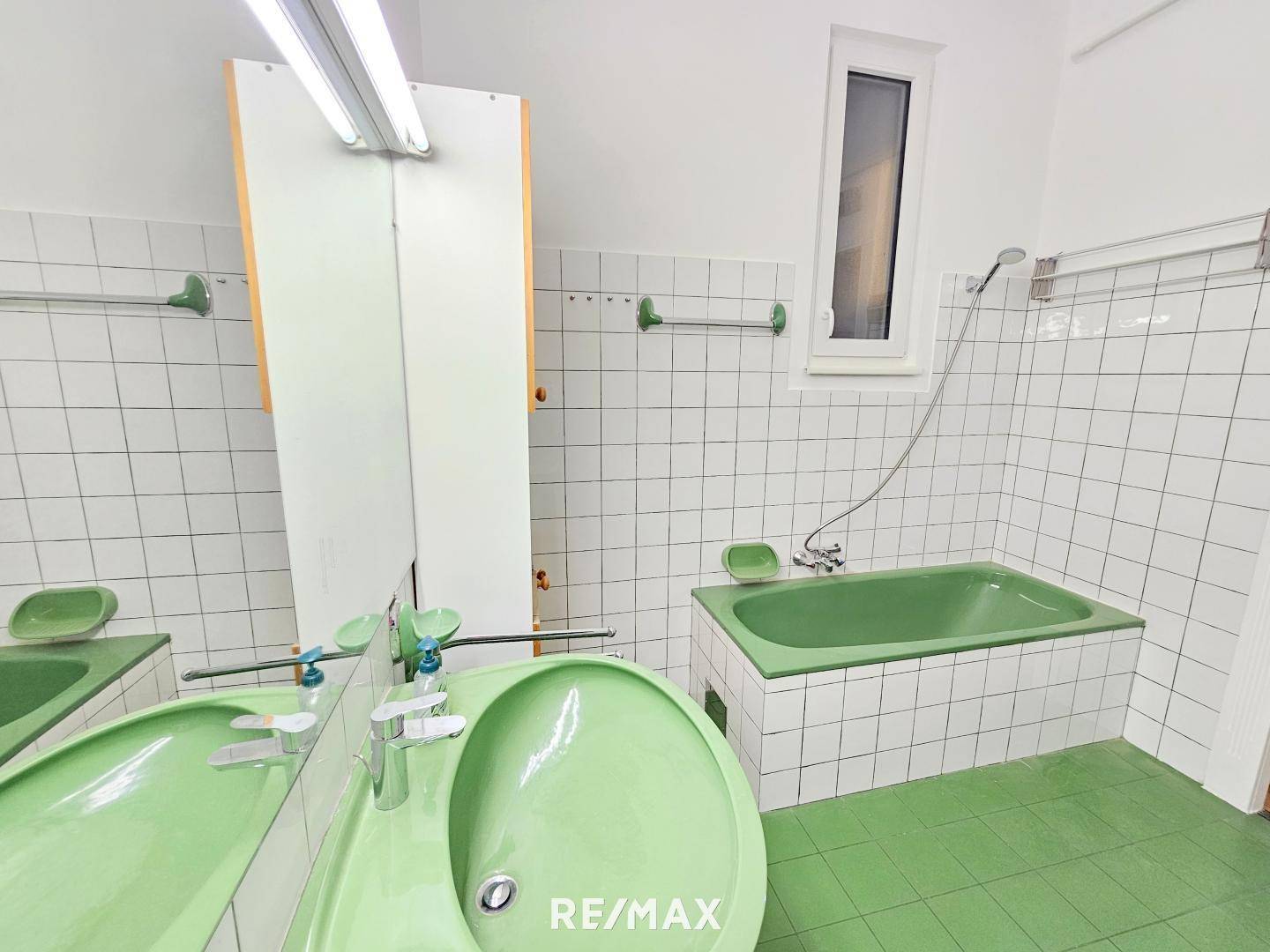 Bad mit Wanne