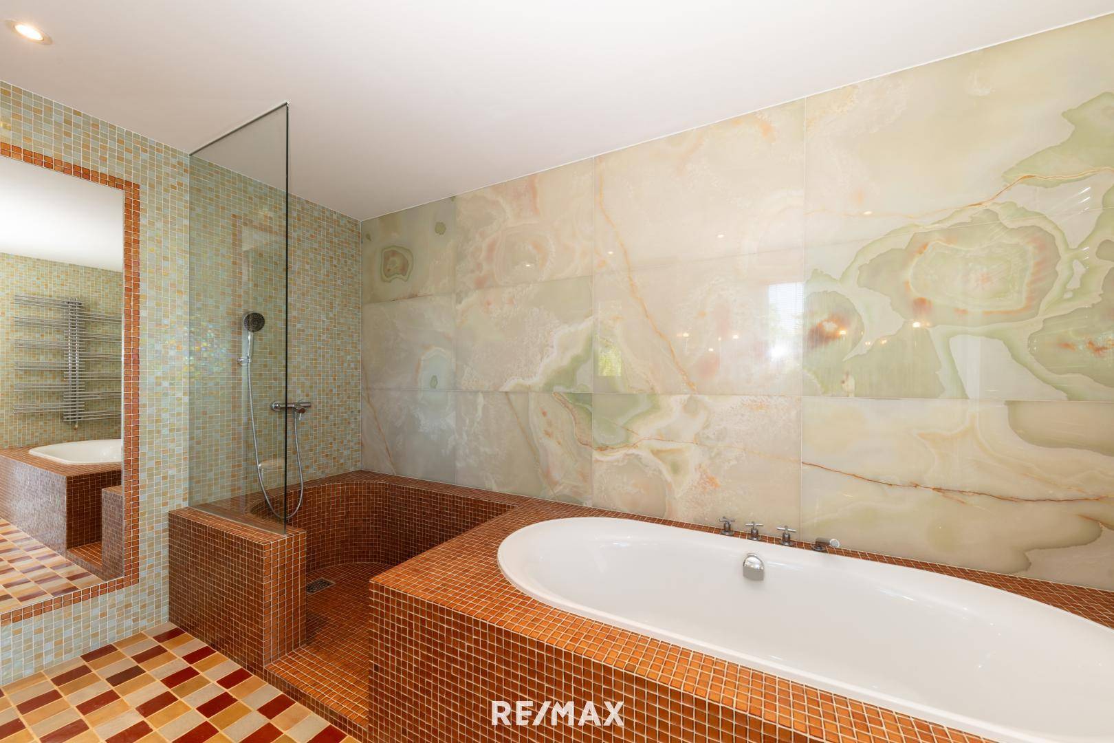 Badezimmer mit edlen Materialien ausgestattet