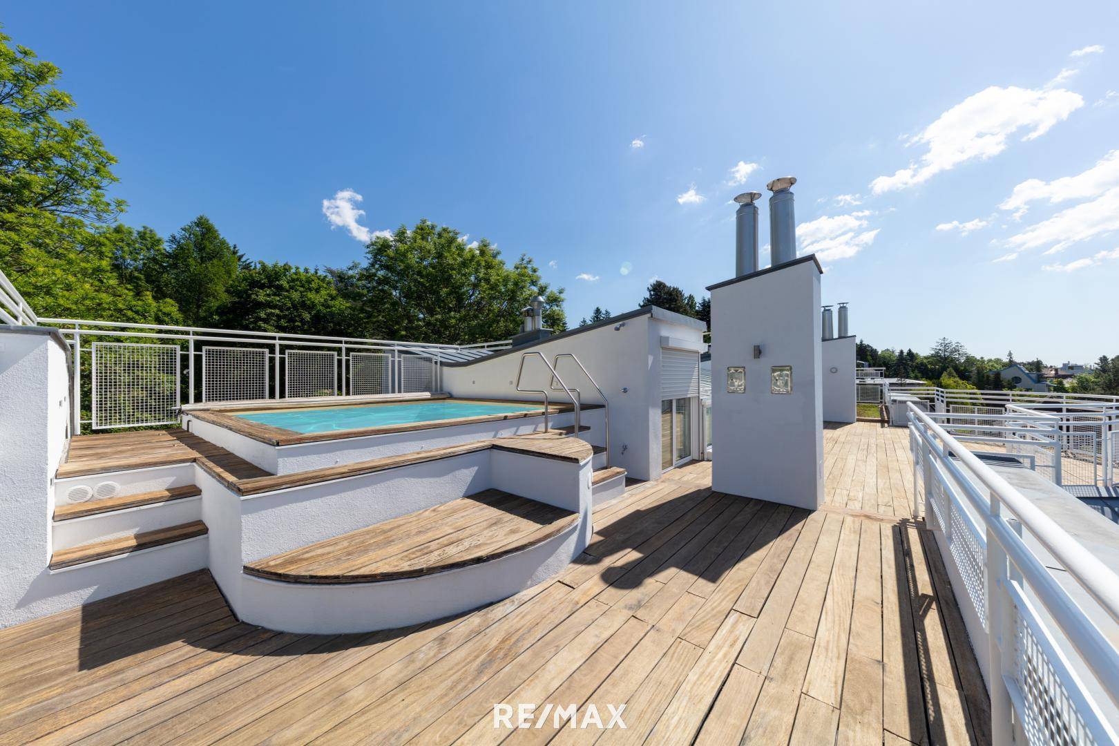 Große Dachterrasse, kompakter Pool FERNBLICK