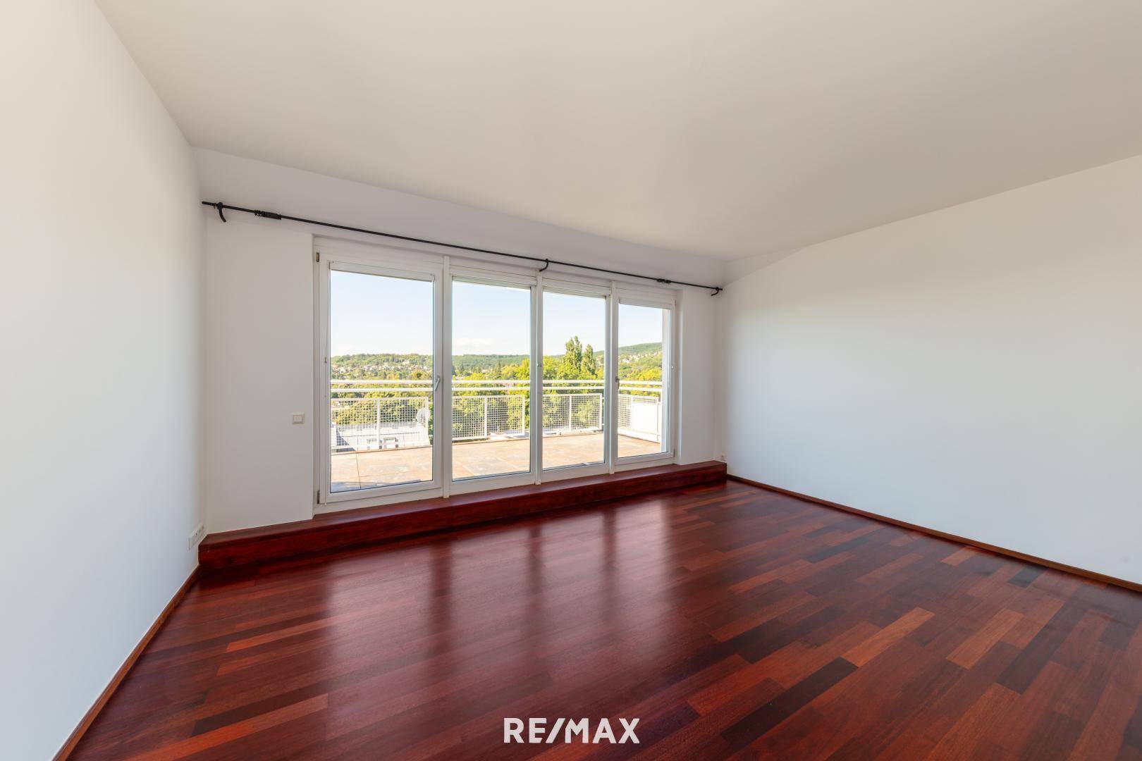 Masterbedroom mit Ausgang auf die Terrasse