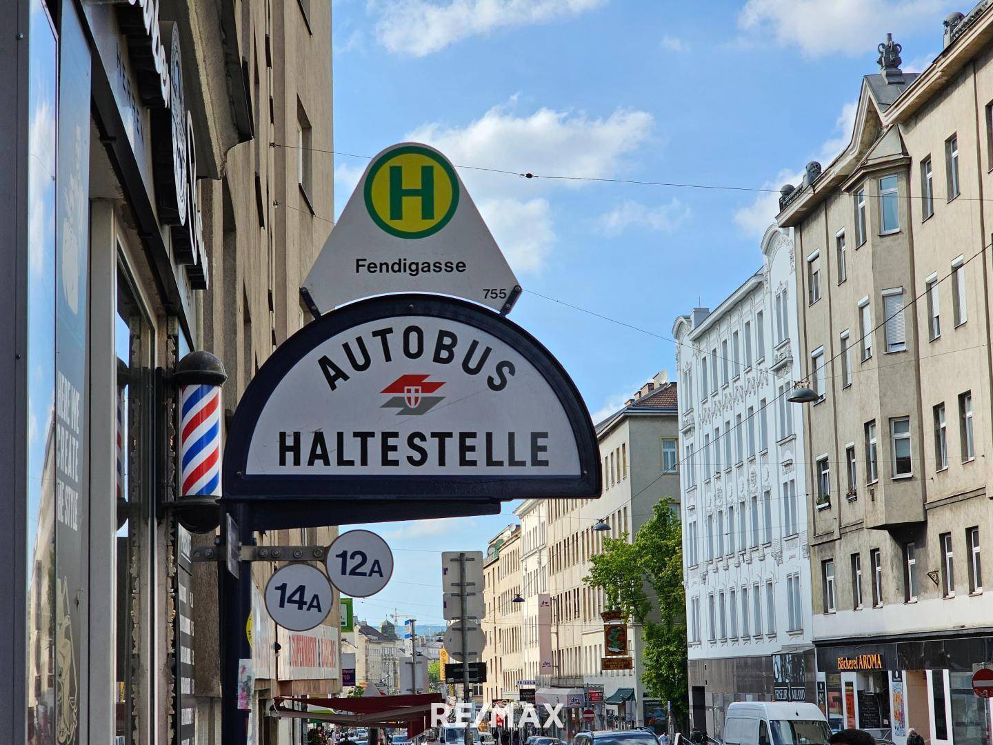 Bushaltestelle vor dem Haus