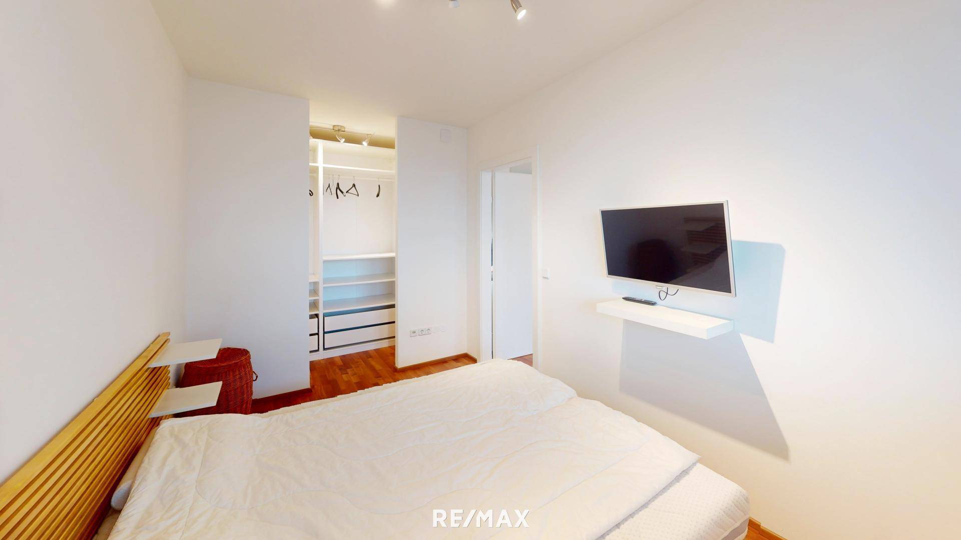 Schlafzimmer mit Ankleideraum