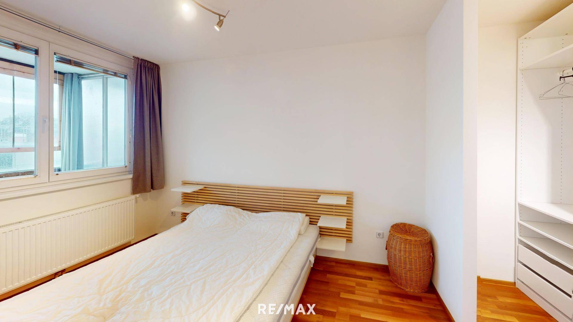 Schlafzimmer mit Ankleideraum
