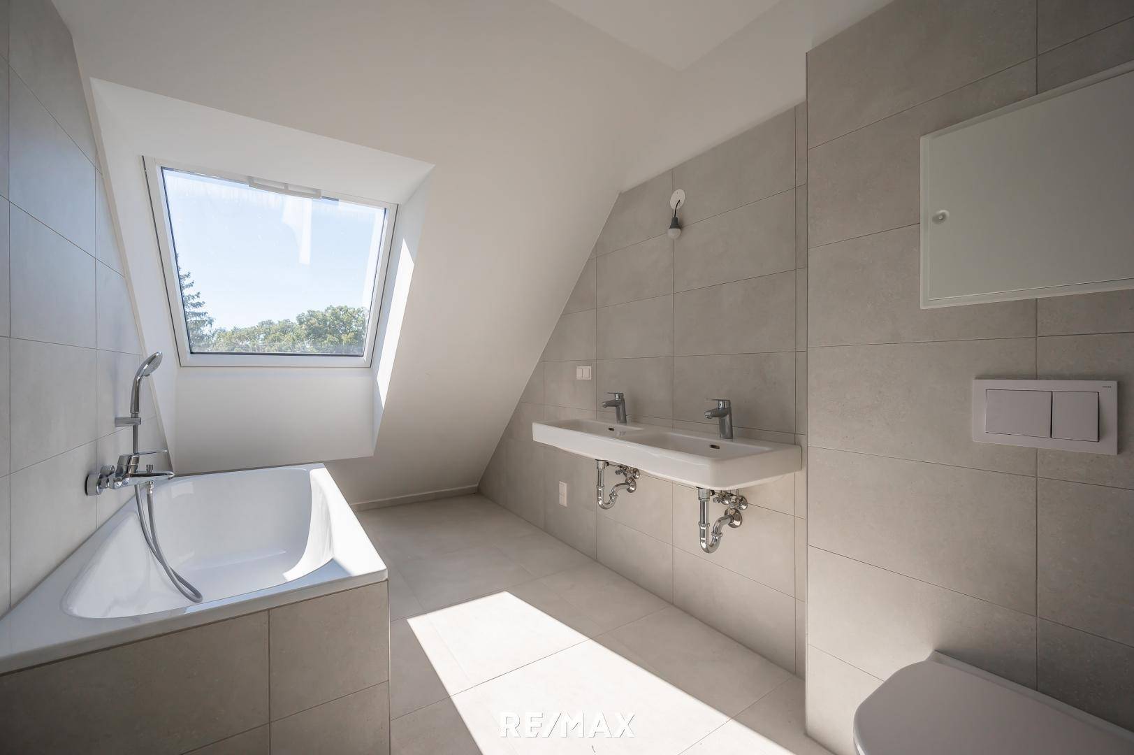 Badezimmer mit Fenster