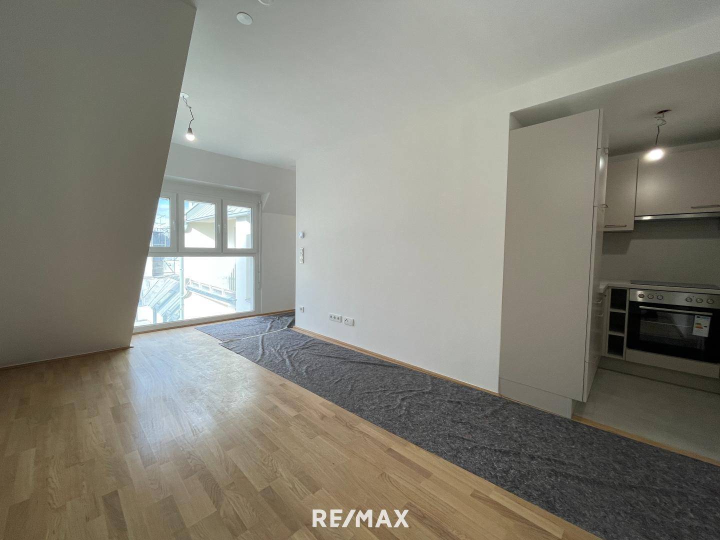 Wohnzimmer mit angeschlossener Kochnische