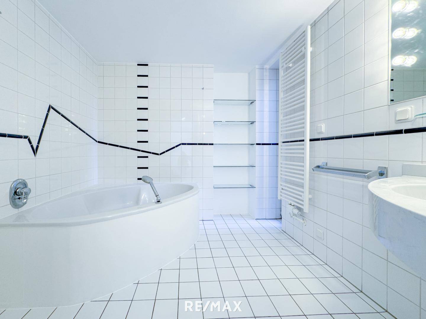 2. DG Badezimmer mit Dusche und Badewanne