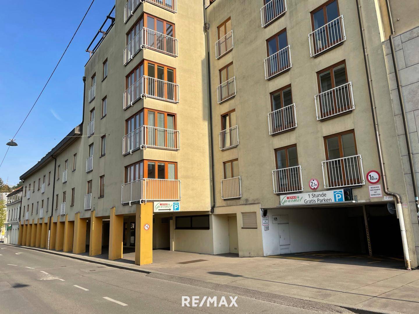 Wohnhaus mit Garage und Supermarkt