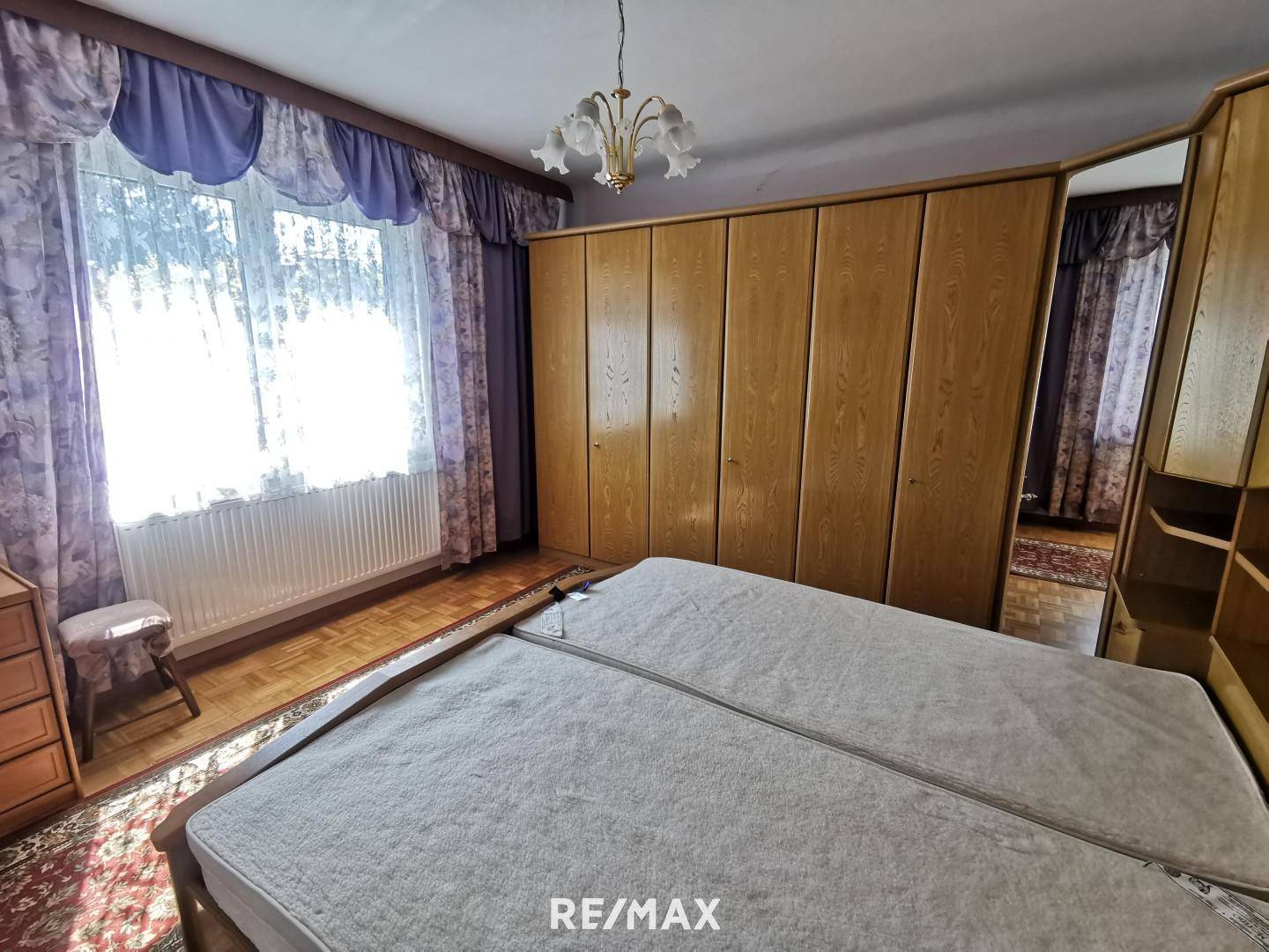 Schlafzimmer mit viel Platz
