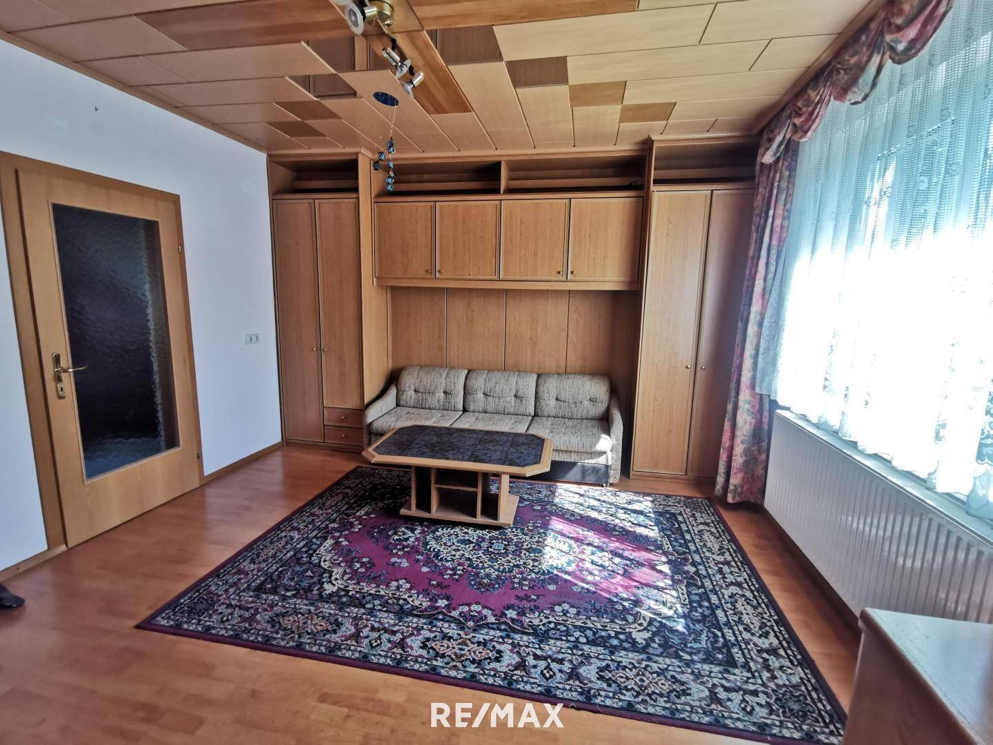 schön helles Wohnzimmer, trotz Vorhängen