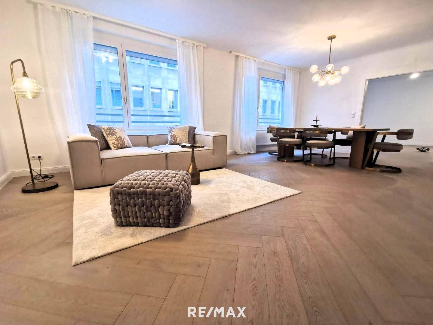 großzügiges Wohnzimmer