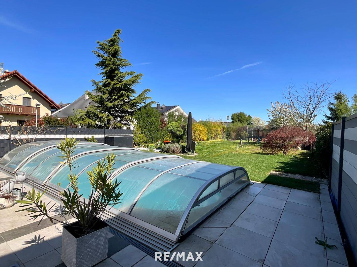 Seitliche Gartenansicht mit Pool