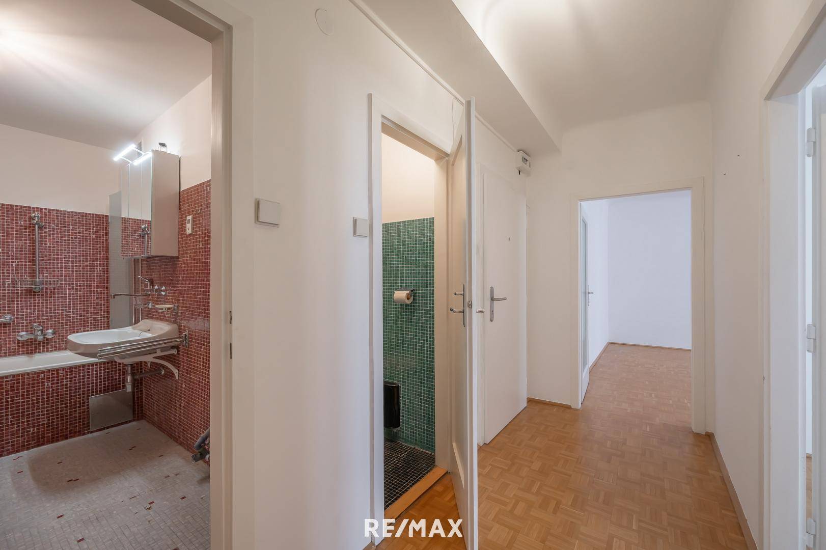 Blick ins Bad und WC