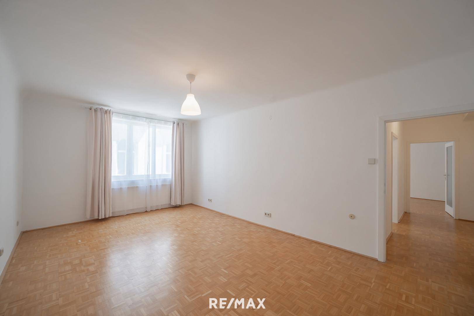 Schlafzimmer Blick in den Flur