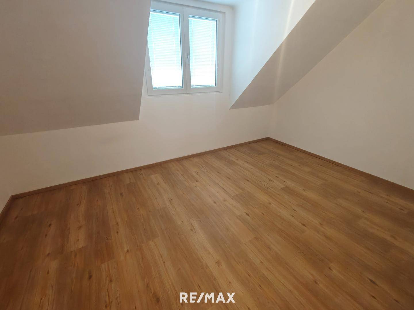 helles Schlafzimmer mit neuen Fenstern und integri