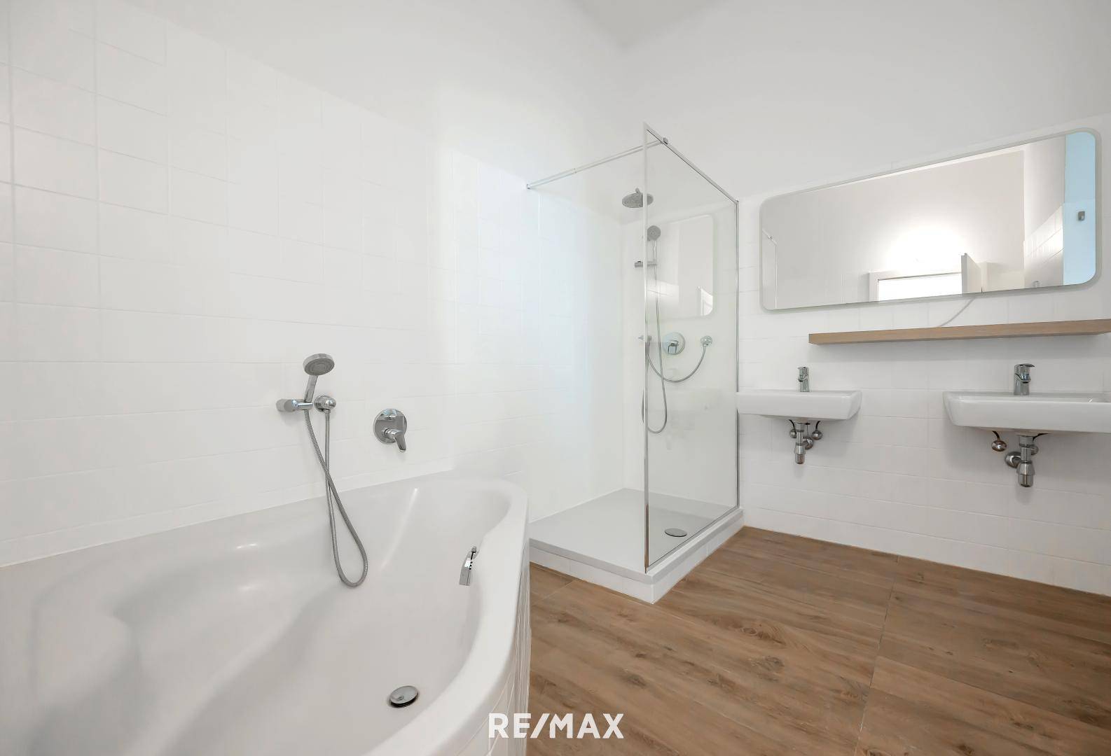 Bad mit Wanne und Dusche