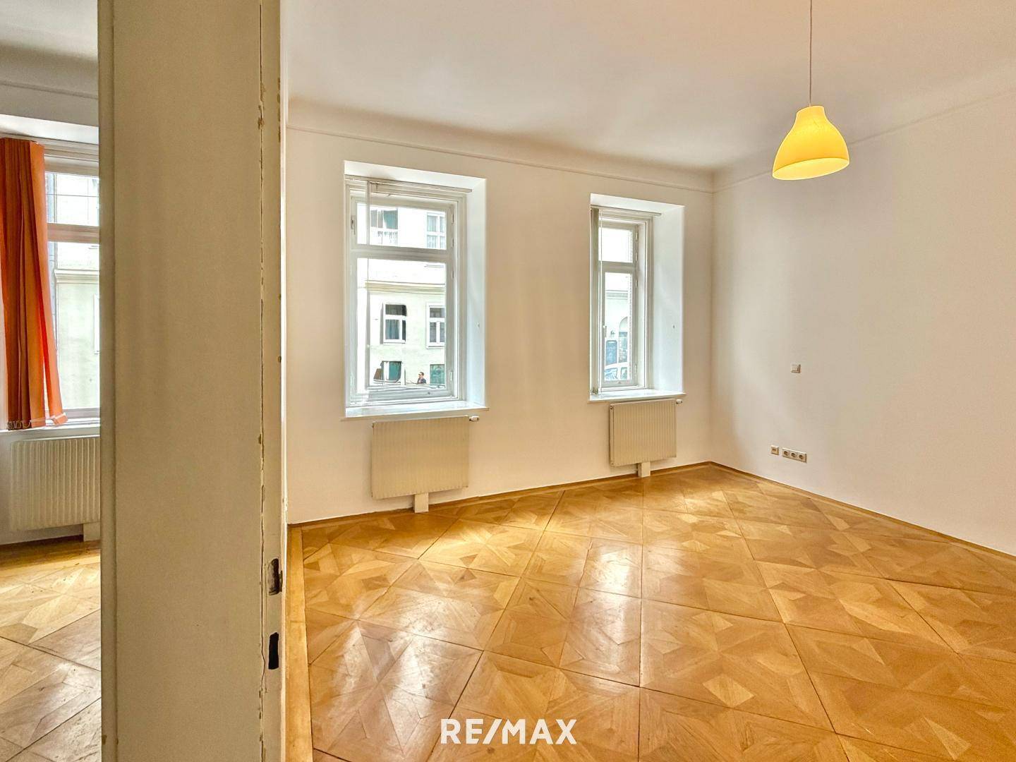 Wohnzimmer und weiteres Zimmer