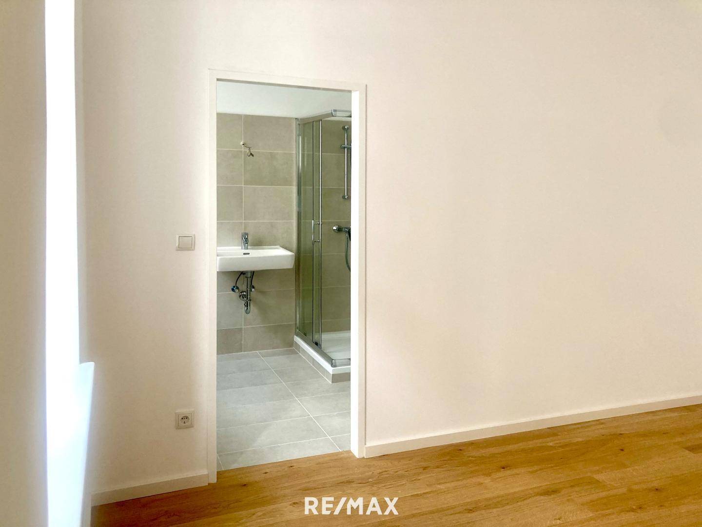 Blick Wohn-, Schlafzimmer zum Bad