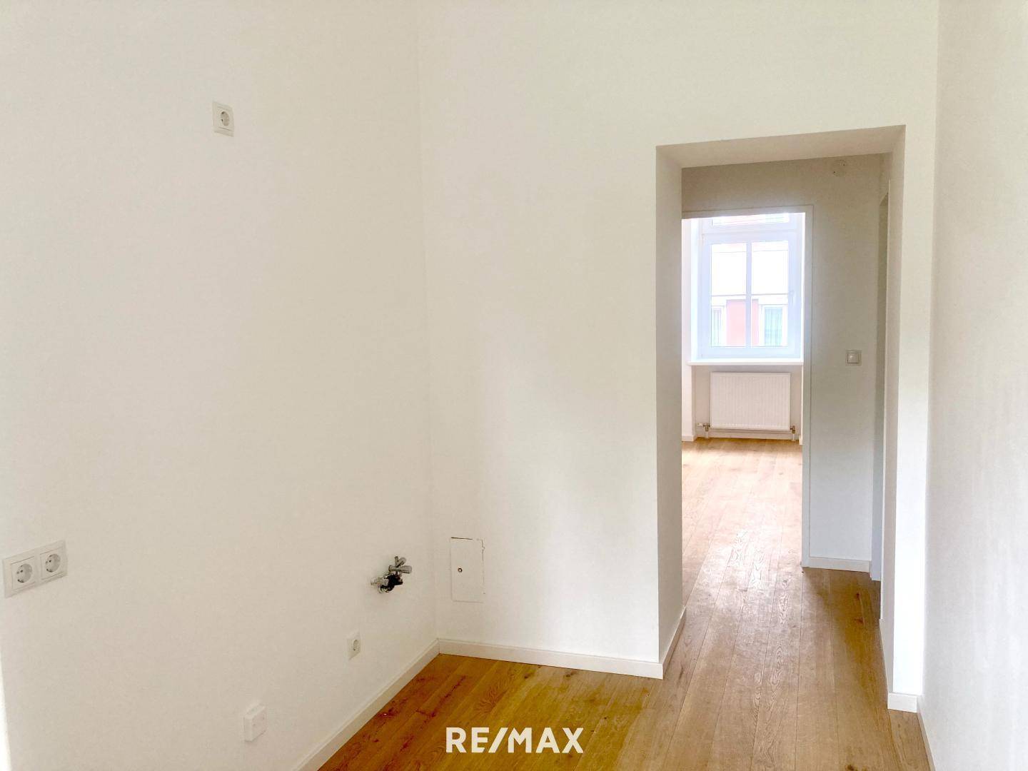 Blick Küche zum Wohn-, Schlafzimmer