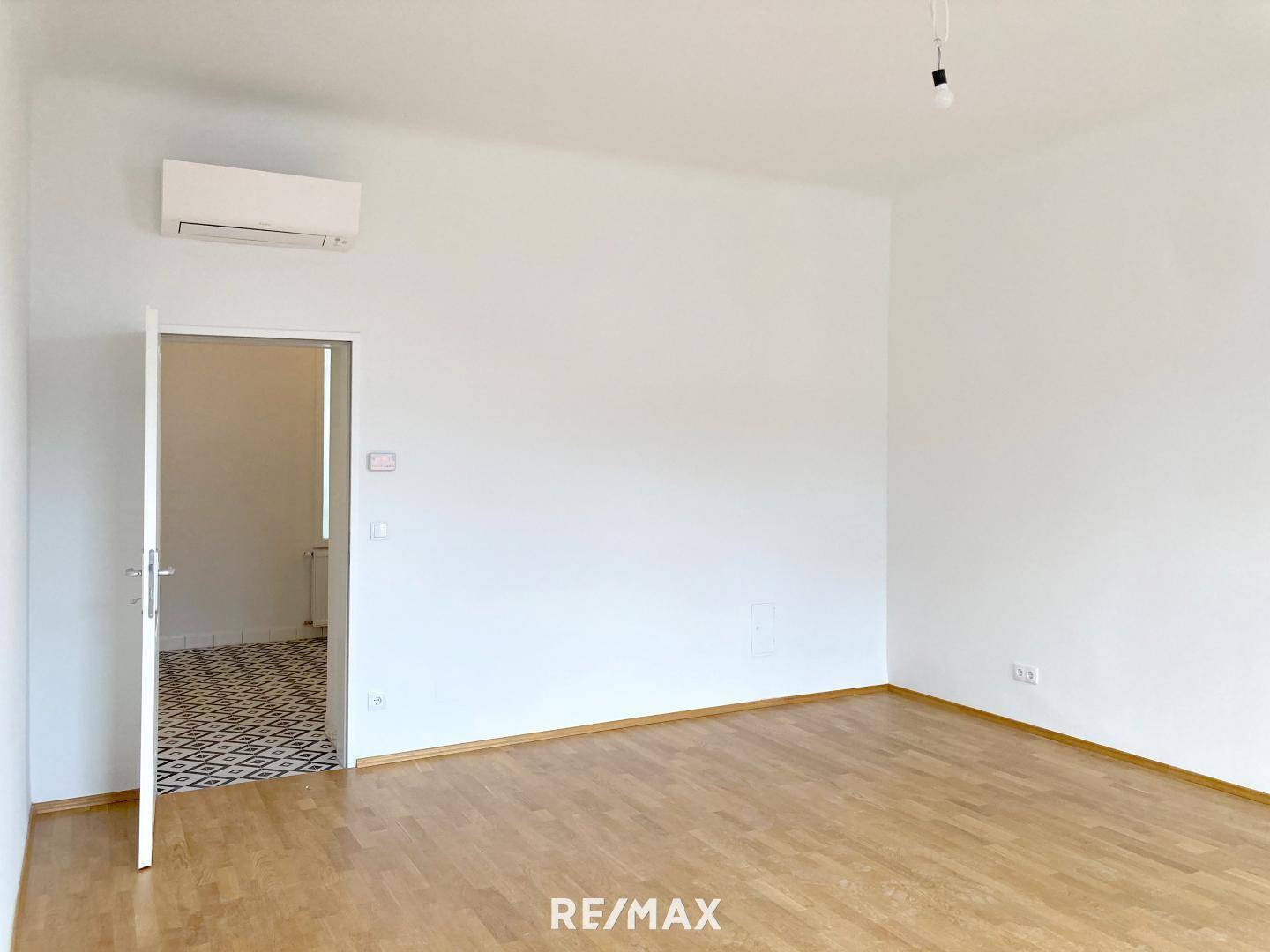Blick Wohnzimmer Richtung Eingangsbereich
