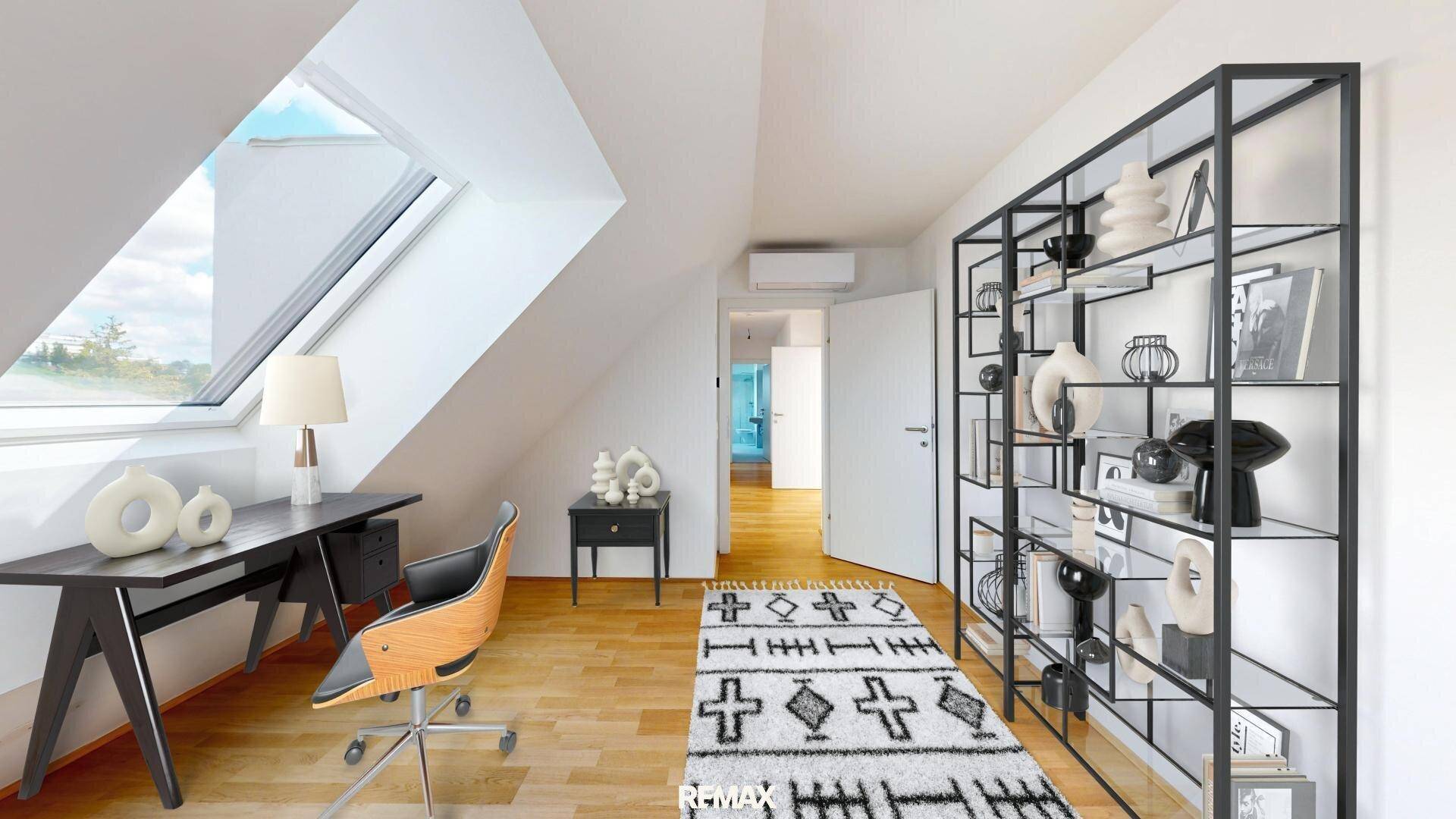 Helles Arbeitszimmer mit Schreibtisch, Regal und Dachfenster unter einer schrägen Decke.