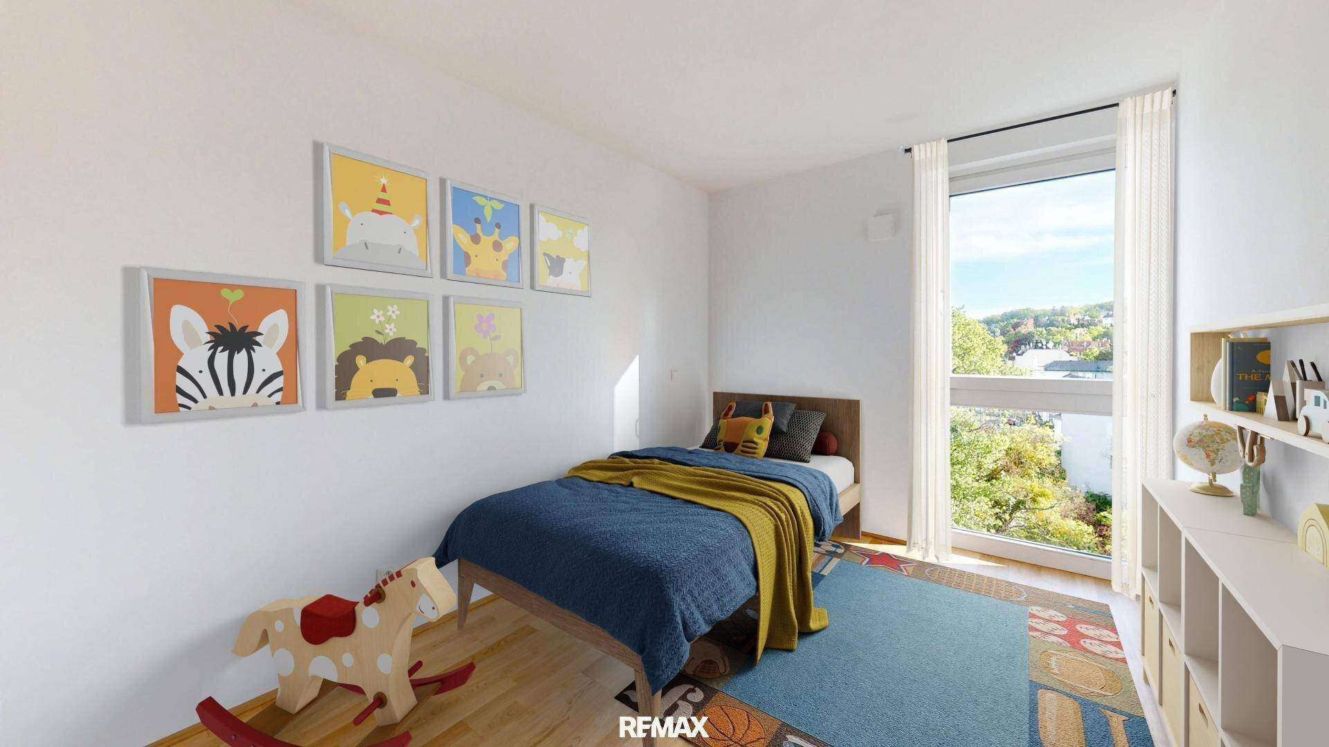 Farbenfrohes Kinderzimmer mit Einzelbett, Spielzeug und großem Fenster mit Blick ins Grüne.