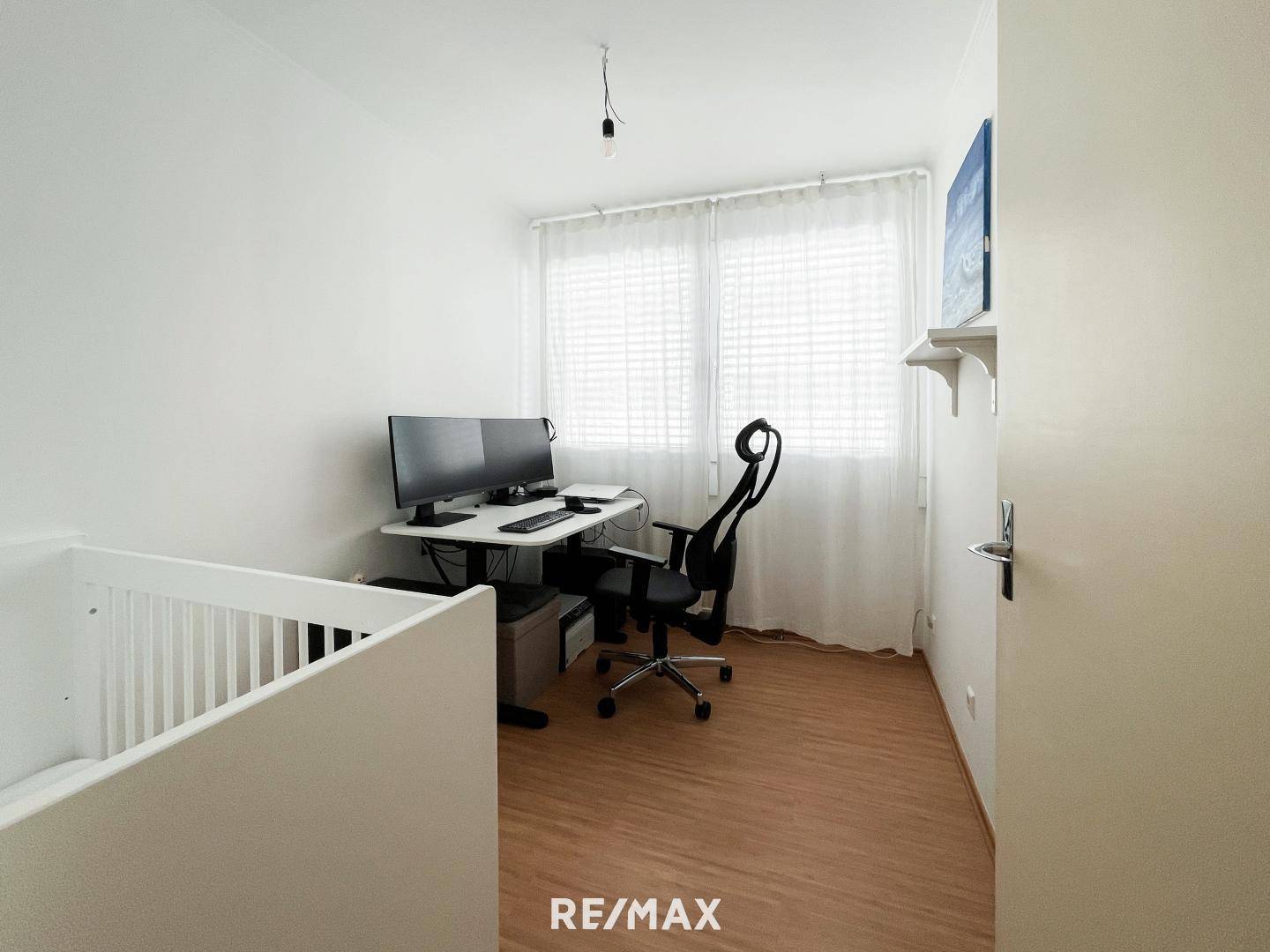 Zimmer möbliert