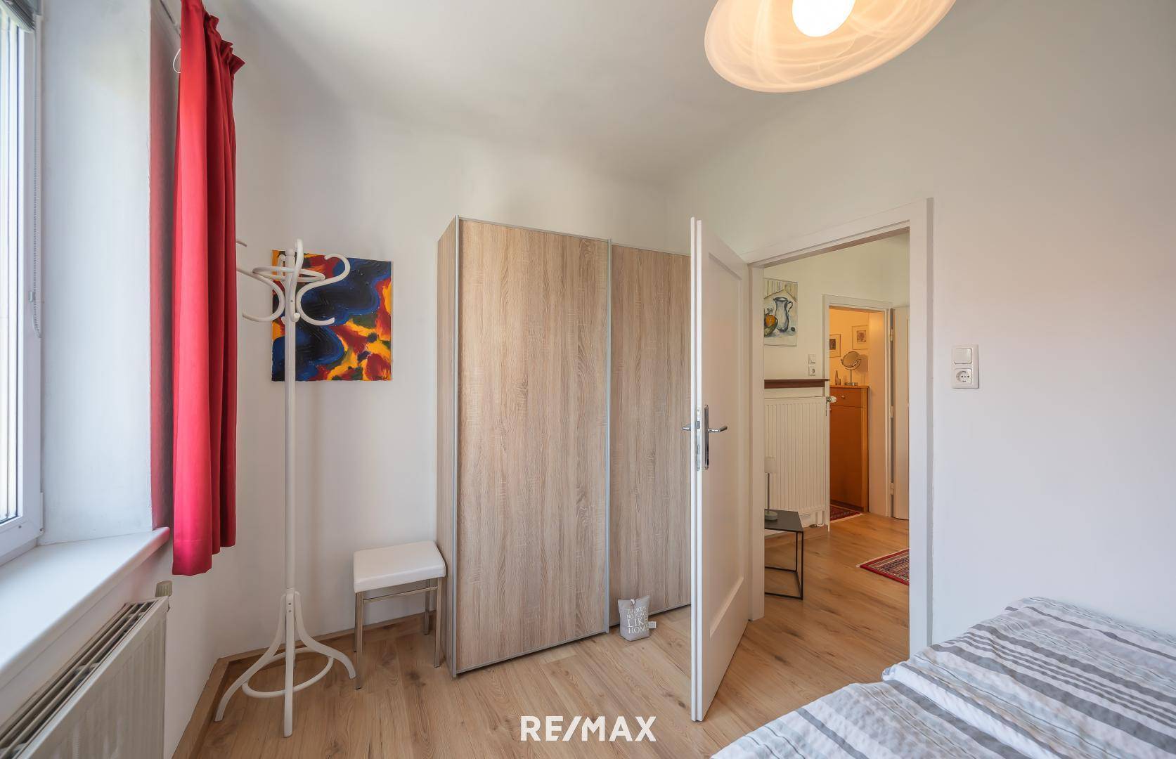 geräumiger Schrank im Schlafzimmer