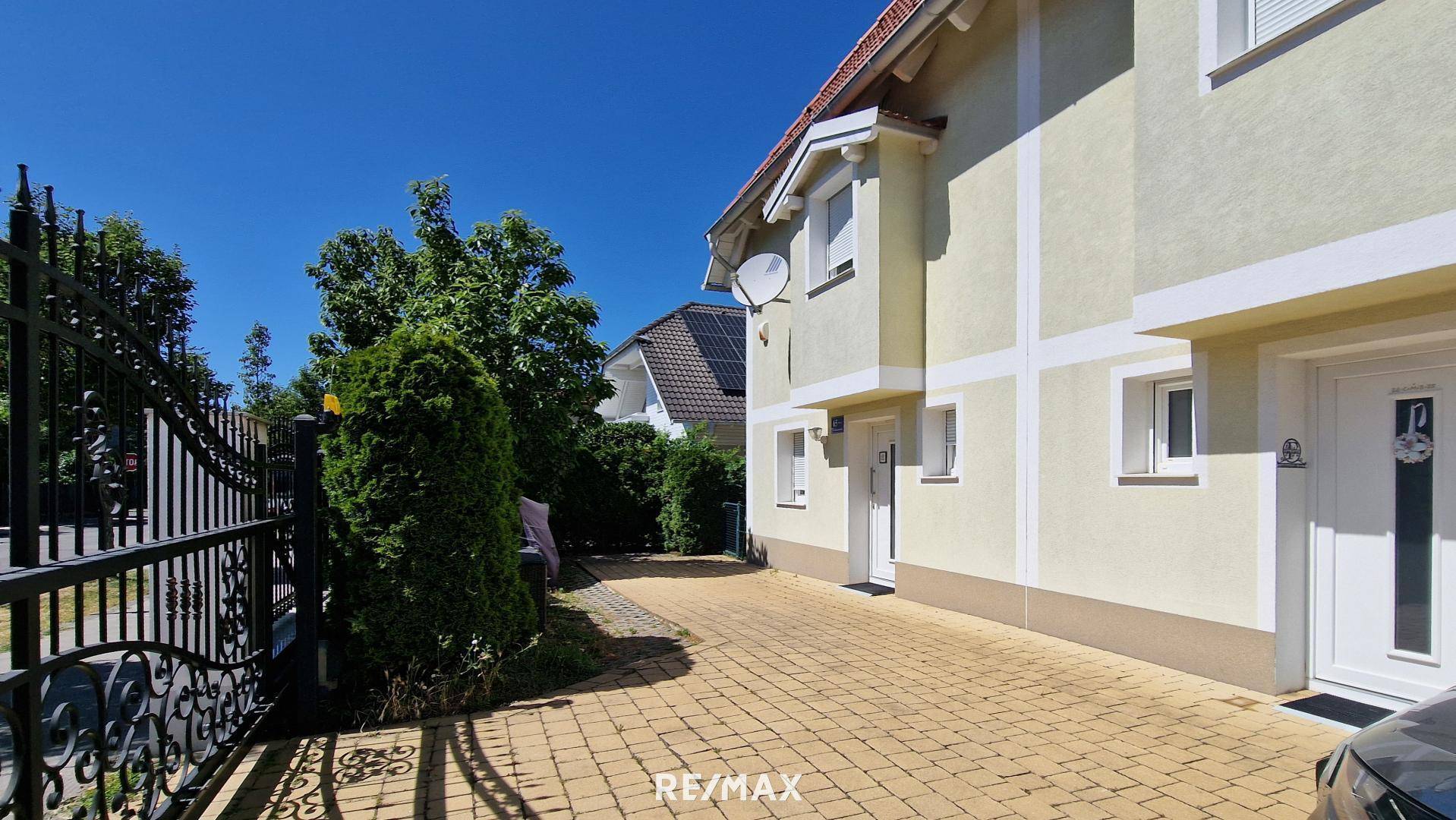 Vorplatz mit Stellplatz