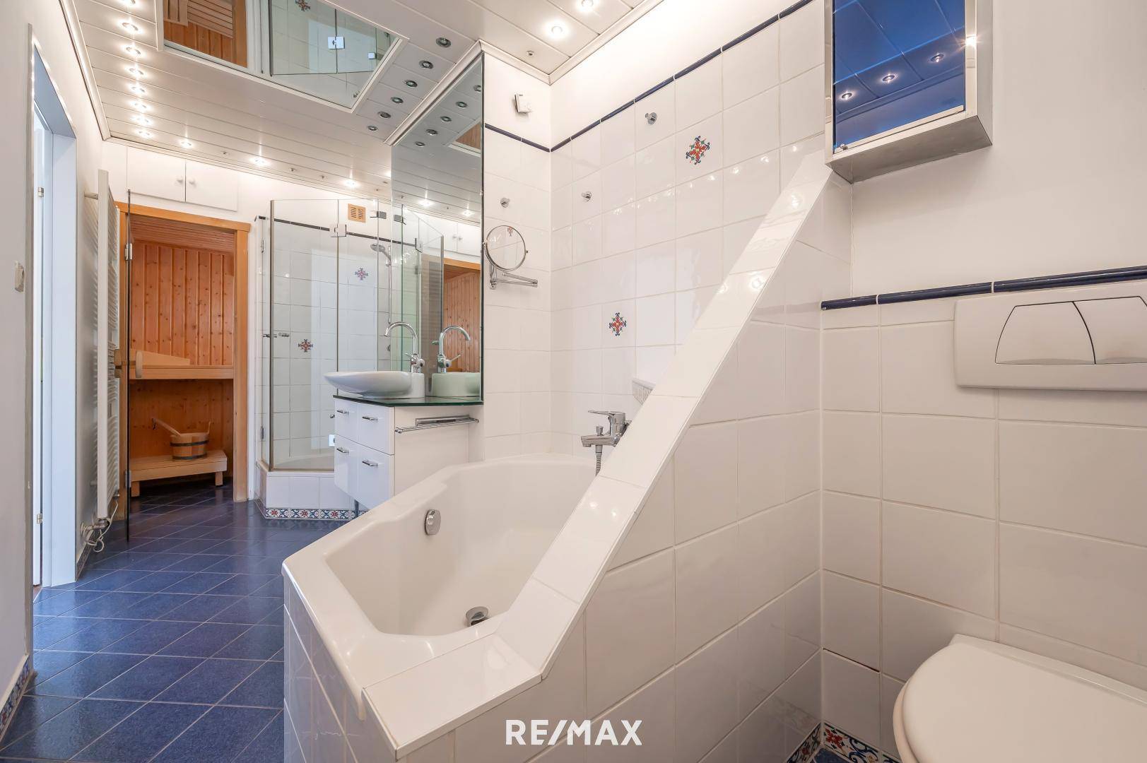 Badezimmer | Blick zur Sauna