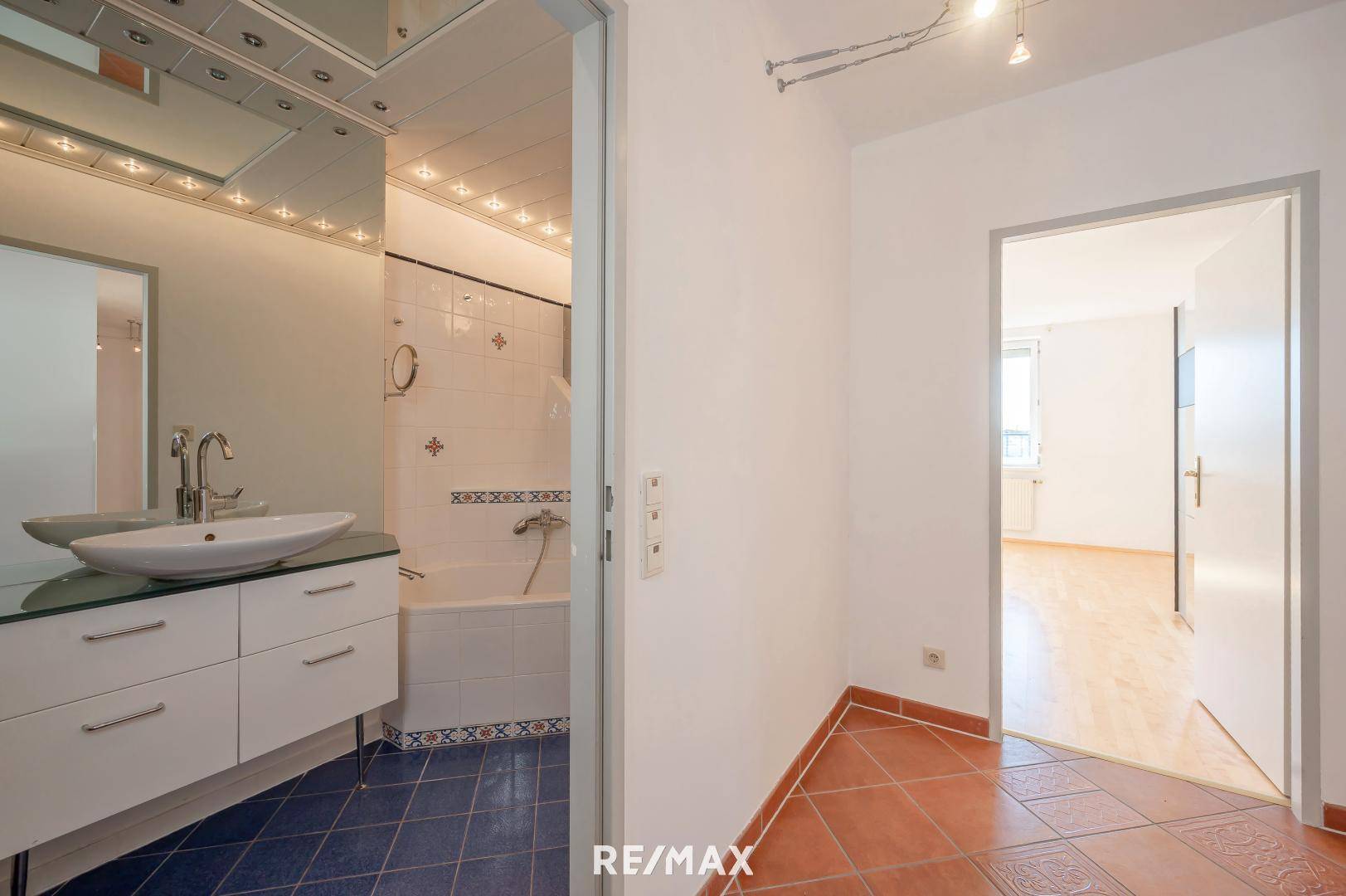 Flur | Blick ins Badezimmer